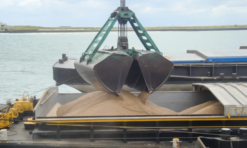 Handling woodpellets