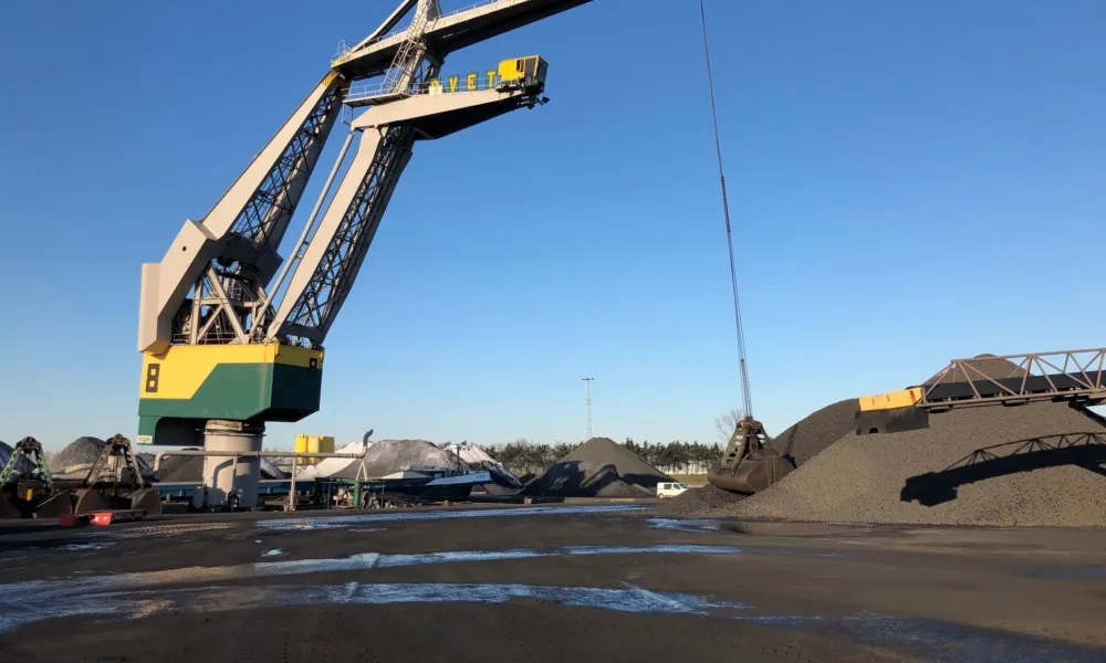 Loading cokes into barge OVET Terneuzen